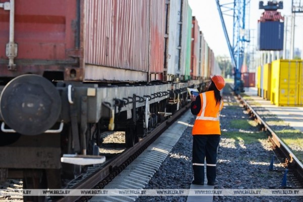 Грузы идут в Китай и Европу. Железнодорожники показали работу контейнерного терминала Брест-Северный