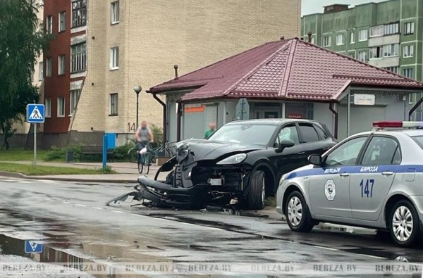 Житель Березовского района на арендованном Porsche Cayenne снес столб и знак Житель Березовского района на арендованном Porsche Cayenne снес столб и знак
