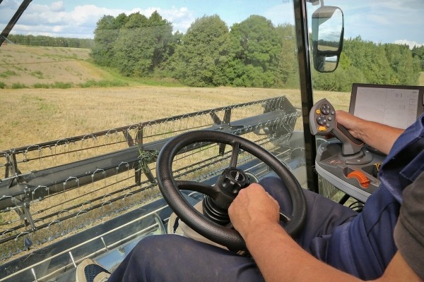 Водитель самого крутого комбайна в Беларуси: «За 1 000 рублей в поле точно бы не работал!»