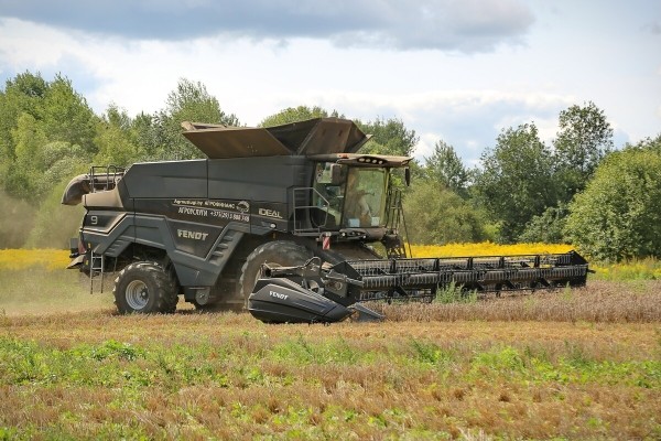 Водитель самого крутого комбайна в Беларуси: «За 1 000 рублей в поле точно бы не работал!»