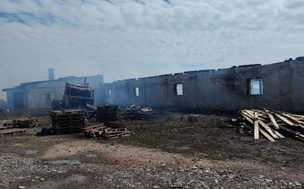 Здание склада ИП горело в Барановичском районе. Огонь уничтожил еще и машину Здание склада ИП горело в Барановичском районе. Огонь уничтожил еще и машину