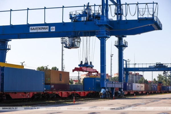 Грузы идут в Китай и Европу. Железнодорожники показали работу контейнерного терминала Брест-Северный