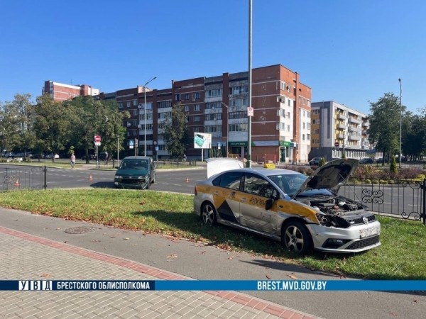 В центре Бреста произошло ДТП с участием такси В центре Бреста произошло ДТП с участием такси