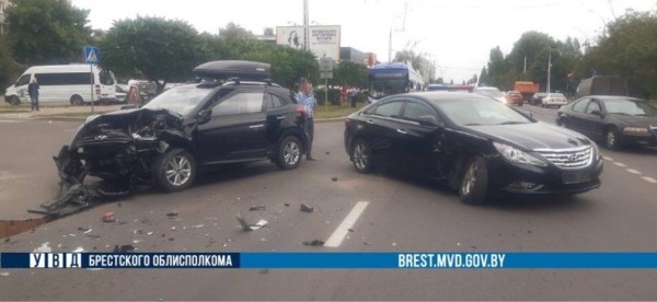 В Бресте на ул. Я.Купалы столкнулись два автомобиля В Бресте на ул. Я.Купалы столкнулись два автомобиля