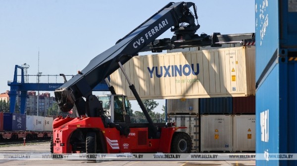 Грузы идут в Китай и Европу. Железнодорожники показали работу контейнерного терминала Брест-Северный