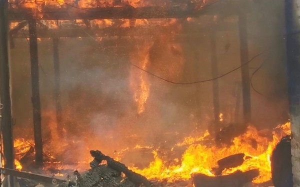 Здание склада ИП горело в Барановичском районе. Огонь уничтожил еще и машину Здание склада ИП горело в Барановичском районе. Огонь уничтожил еще и машину