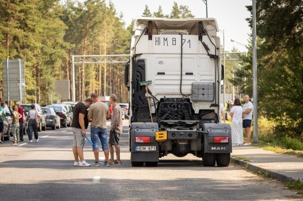 «Наши пожилые водители почти все в разводе». Пообщались с дальнобойщиками на белорусско-литовской границе