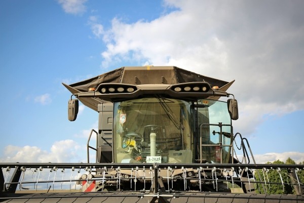 Водитель самого крутого комбайна в Беларуси: «За 1 000 рублей в поле точно бы не работал!»