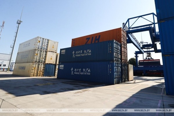 Грузы идут в Китай и Европу. Железнодорожники показали работу контейнерного терминала Брест-Северный