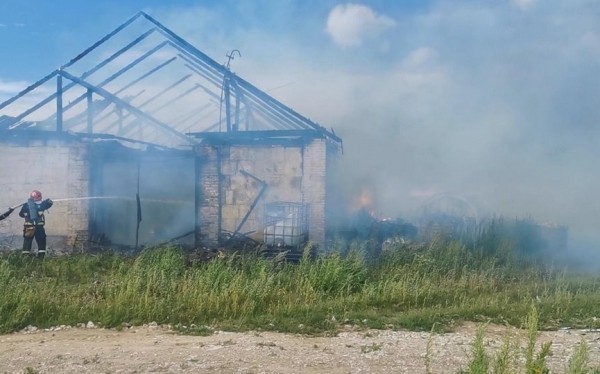 Здание склада ИП горело в Барановичском районе. Огонь уничтожил еще и машину Здание склада ИП горело в Барановичском районе. Огонь уничтожил еще и машину