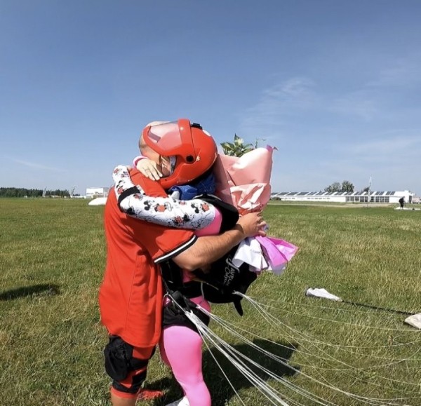 Белорус сделал предложение в свободном падении. Какой ответ?