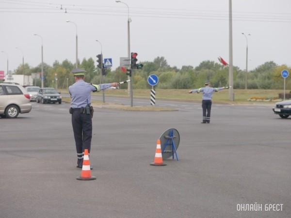 Напоминаем сигналы регулировщика и их значение Напоминаем сигналы регулировщика и их значение
