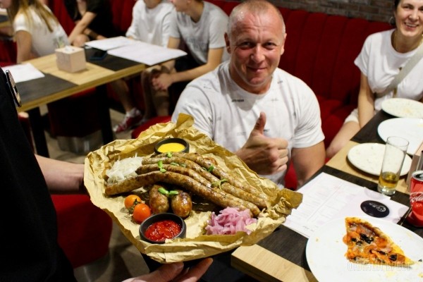 Наслаждайся вкусной кухней и играй в боулинг! На Советской в центре Бреста открылось новое кафе «David Bowley». Бронь столиков и дорожек