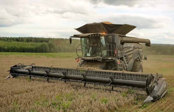 Водитель самого крутого комбайна в Беларуси: «За 1 000 рублей в поле точно бы не работал!»