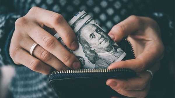 Белорус подобрал в банке бесхозные $200. Теперь его обвиняют в краже Белорус подобрал в банке бесхозные $200. Теперь его обвиняют в краже