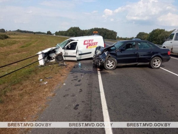 Жесткая авария в Столинском районе: трое пострадавших Жесткая авария в Столинском районе: трое пострадавших
