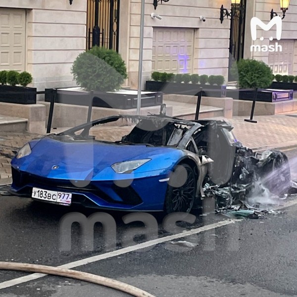 В центре Москвы сгорел редкий Lamborghini Aventador S roadster – видео В центре Москвы сгорел редкий Lamborghini Aventador S roadster – видео