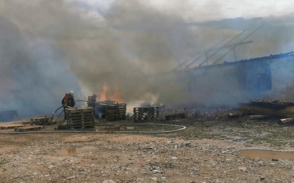 Здание склада ИП горело в Барановичском районе. Огонь уничтожил еще и машину Здание склада ИП горело в Барановичском районе. Огонь уничтожил еще и машину