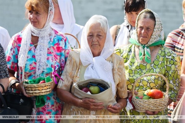 Православные отмечают Яблочный Спас. Фотофакт из Бреста Православные отмечают Яблочный Спас. Фотофакт из Бреста