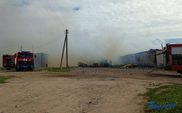 Здание склада ИП горело в Барановичском районе. Огонь уничтожил еще и машину Здание склада ИП горело в Барановичском районе. Огонь уничтожил еще и машину