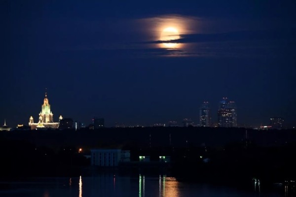 Ночью можно было увидеть осетровую луну. Как она выглядела Ночью можно было увидеть осетровую луну. Как она выглядела