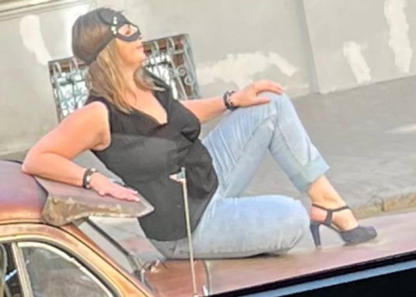 В Минске девушка ради фото посидела на капоте раритетного DeSoto 1948 года выпуска В Минске девушка ради фото посидела на капоте раритетного DeSoto 1948 года выпуска