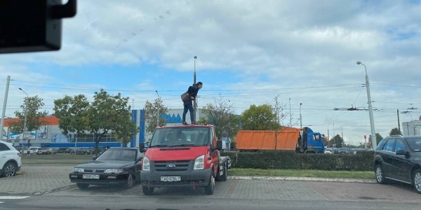 «Становится модным залезать на чужие машины». Девушка забралась на крышу эвакуатора в Минске