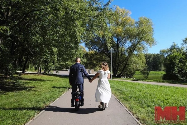На моноколесах в отдел ЗАГС. Необычную свадьбу сыграли в Минске На моноколесах в отдел ЗАГС. Необычную свадьбу сыграли в Минске