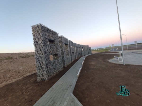 Зубр на закате. Обновленный въездной знак в Первый регион