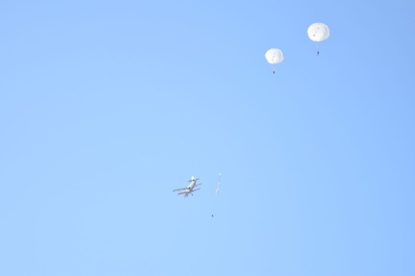 Под Брестом военнослужащие совершили прыжки с парашютом из самолета АН-2