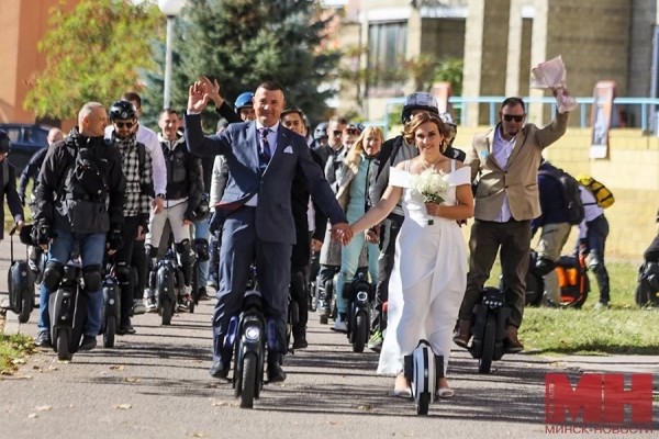 На моноколесах в отдел ЗАГС. Необычную свадьбу сыграли в Минске На моноколесах в отдел ЗАГС. Необычную свадьбу сыграли в Минске