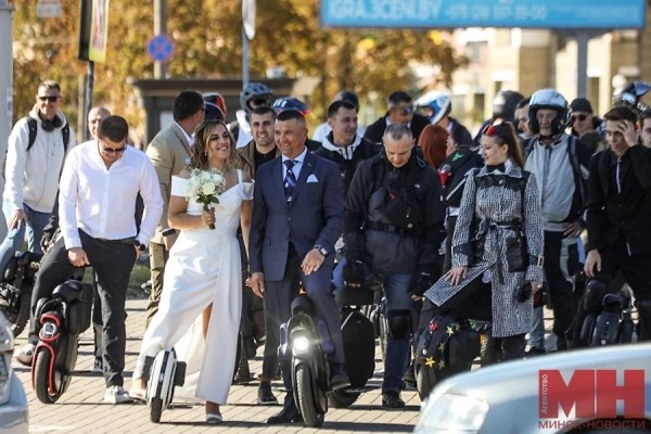 На моноколесах в отдел ЗАГС. Необычную свадьбу сыграли в Минске На моноколесах в отдел ЗАГС. Необычную свадьбу сыграли в Минске