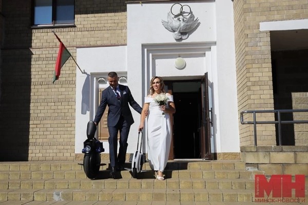 На моноколесах в отдел ЗАГС. Необычную свадьбу сыграли в Минске На моноколесах в отдел ЗАГС. Необычную свадьбу сыграли в Минске
