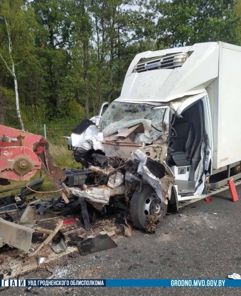 Серьезная авария на М6: фургон Mercedes столкнулся с трактором «Беларус» Серьезная авария на М6: фургон Mercedes столкнулся с трактором «Беларус»