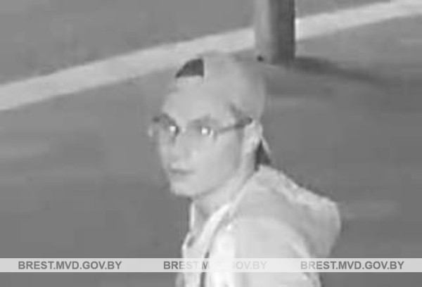 В Бресте милиция устанавливает личности парней. Смотрите фото В Бресте милиция устанавливает личности парней. Смотрите фото