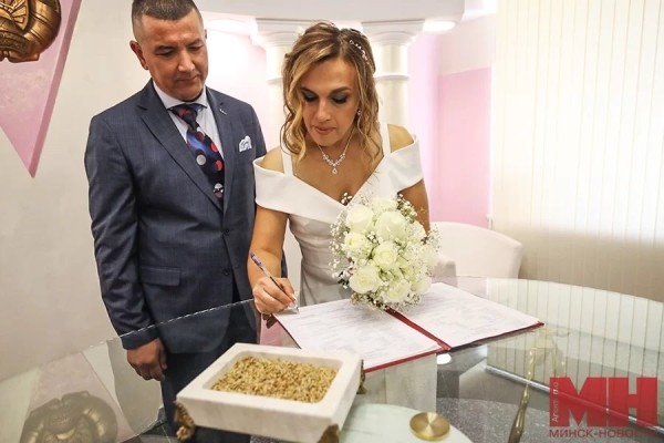 На моноколесах в отдел ЗАГС. Необычную свадьбу сыграли в Минске На моноколесах в отдел ЗАГС. Необычную свадьбу сыграли в Минске