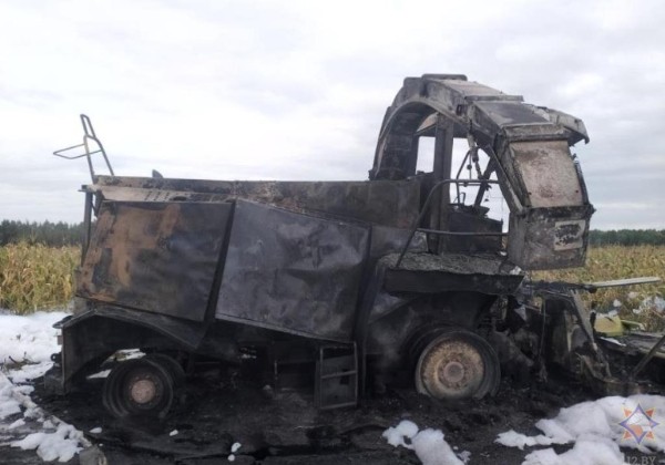 В Березовском районе загорелся кормоуборочный комбайн