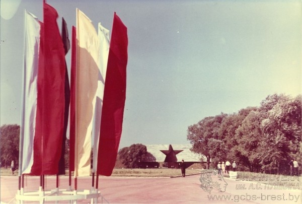 25 сентября 1971 был торжественно открыт мемориальный комплекс «Брестская крепость-герой» 25 сентября 1971 был торжественно открыт мемориальный комплекс «Брестская крепость-герой»