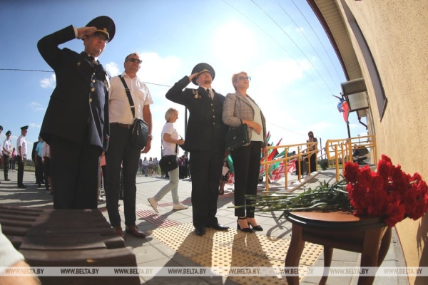 Жизнь достойна блокбастера. Под Пинском установили мемориальную доску борцу за воссоединение Беларуси