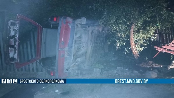 В Жабинке автомобиль снес забор и опрокинулся В Жабинке автомобиль снес забор и опрокинулся