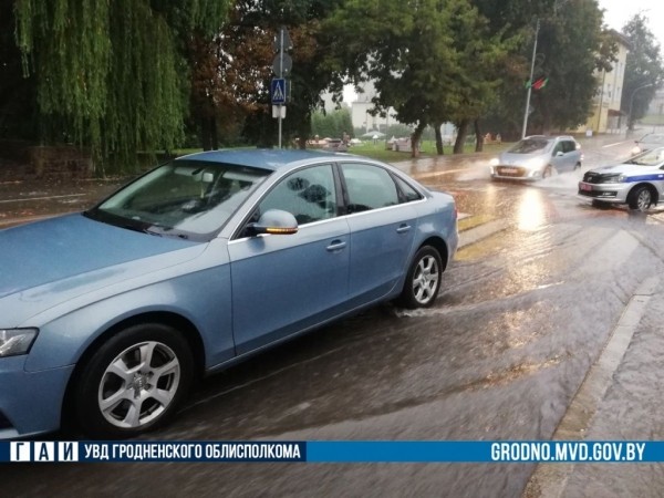 Подросток на велосипеде не смог остановиться перед переходом и въехал в автомобиль. Есть видео Подросток на велосипеде не смог остановиться перед переходом и въехал в автомобиль. Есть видео
