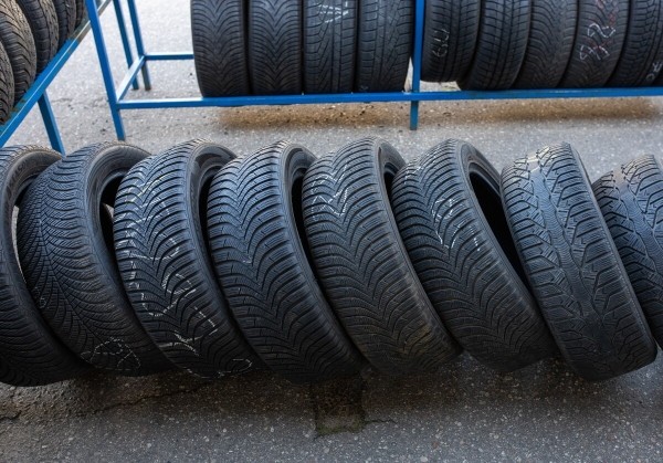 «В Германии они стоят 5 евро». Откровенный разговор с продавцом бэушных шин