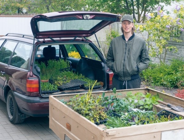 Брестчанин превратил VW Passat (B4) в «кветкамобиль» Брестчанин превратил VW Passat (B4) в «кветкамобиль»