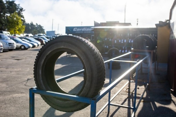 «В Германии они стоят 5 евро». Откровенный разговор с продавцом бэушных шин