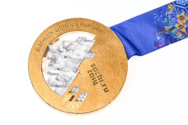 Дарья Домрачева подарила свою первую олимпийскую медаль музею НОК Дарья Домрачева подарила свою первую олимпийскую медаль музею НОК