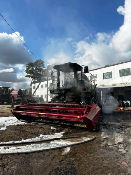 Кормоуборочный комбайн горел в Кобринском районе. Опубликовано видео