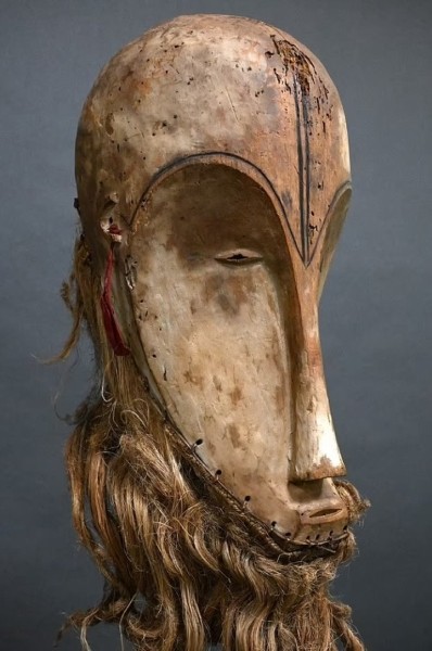 Семья продала старую маску за €150, а покупатель вскоре ее перепродал за €4,2 миллиона