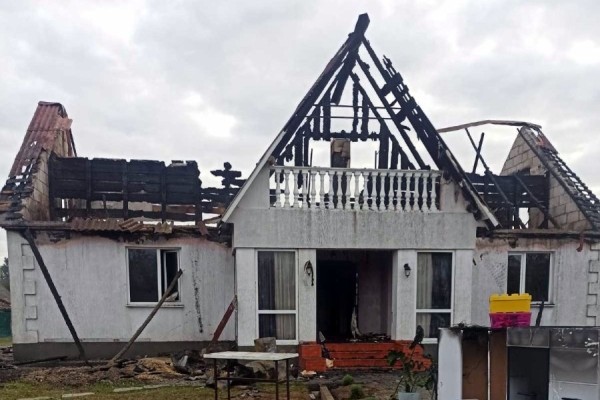 У семьи с тремя детьми из аг. Повитье Кобринского района сгорел дом. Как помочь хозяевам У семьи с тремя детьми из аг. Повитье Кобринского района сгорел дом. Как помочь хозяевам