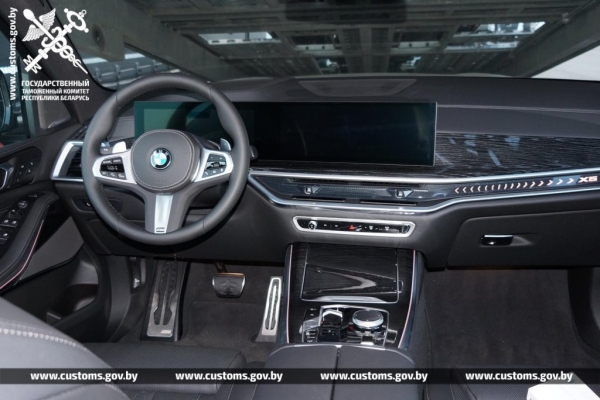 Через границу пытались провезти BMW примерно за 240 000 рублей. Стоимость оказалась занижена Через границу пытались провезти BMW примерно за 240 000 рублей. Стоимость оказалась занижена