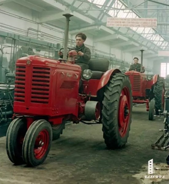 70 лет назад с конвейера сошел первый белорусский трактор 70 лет назад с конвейера сошел первый белорусский трактор
